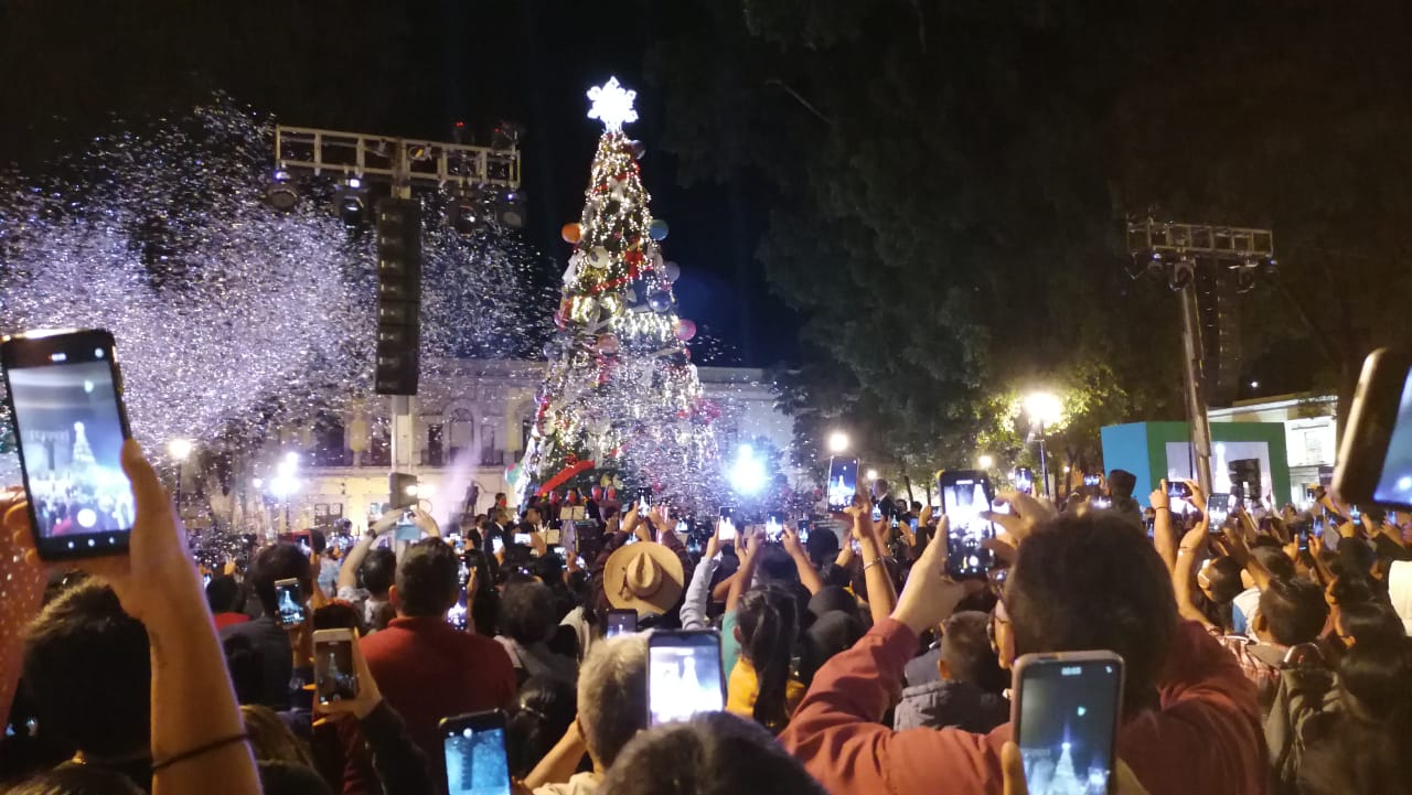 El árbol monumental de Navidad de nuevo brilla en la Alameda de León | El Imparcial de Oaxaca