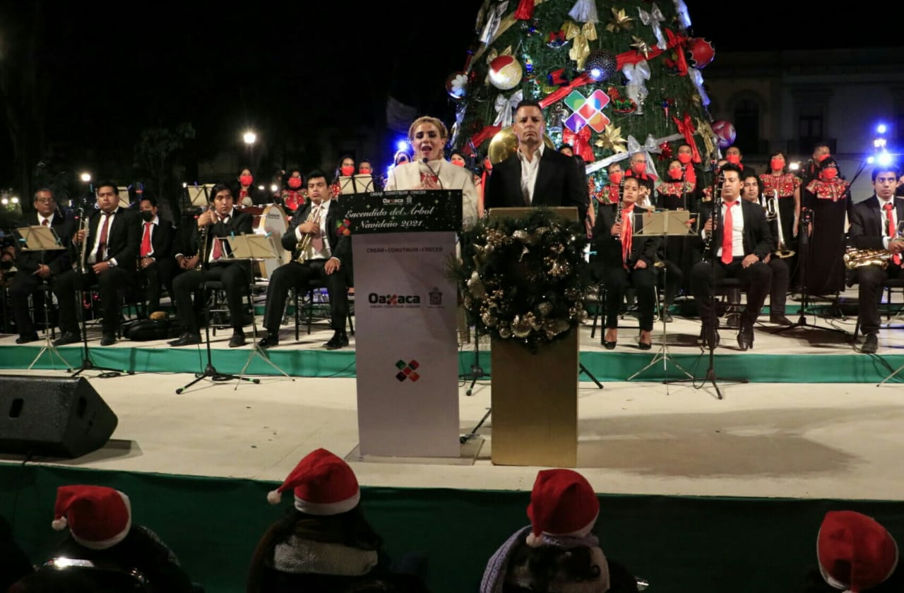 Tras un año suspendido, retoman encendido de árbol navideño en Oaxaca
