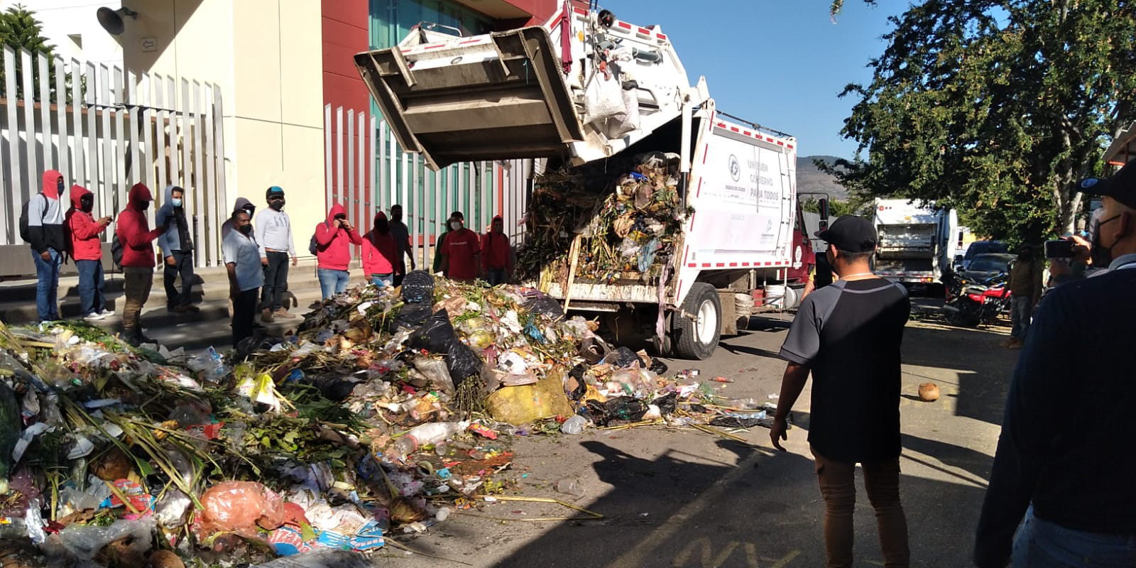 Radicaliza protesta Sindicato Independiente 3 de Marzo; lleva basura al Congreso | El Imparcial de Oaxaca