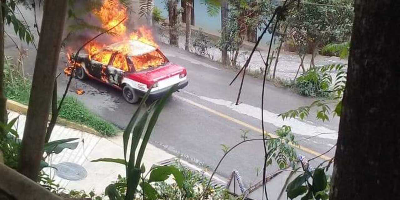 Taxi en llamas en Huautla-Teotitlán | El Imparcial de Oaxaca
