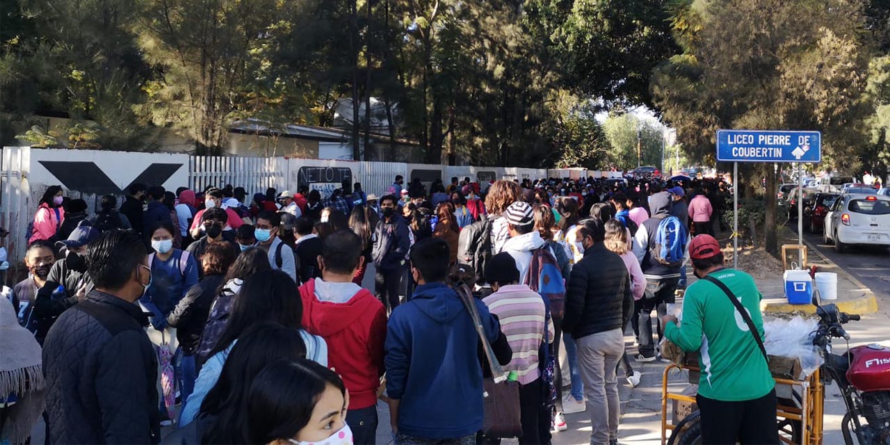 Vacunación anticovid para adolescentes genera largas filas