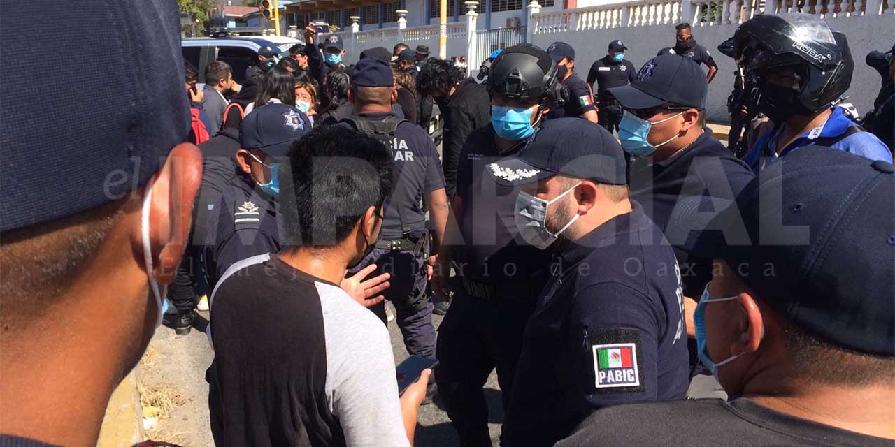 25 normalistas fueron resguardados momentáneamente, por la policía  | El Imparcial de Oaxaca