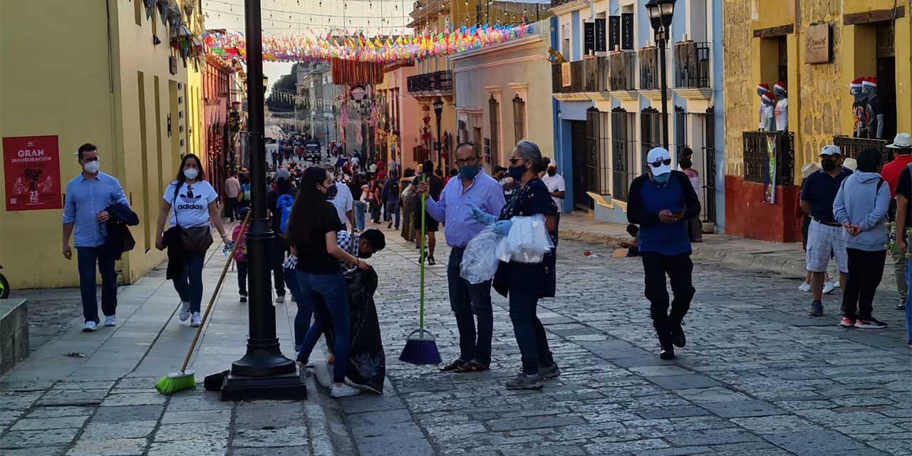 Vecinos y empresarios salen a recoger basura de las calles del Centro Histórico