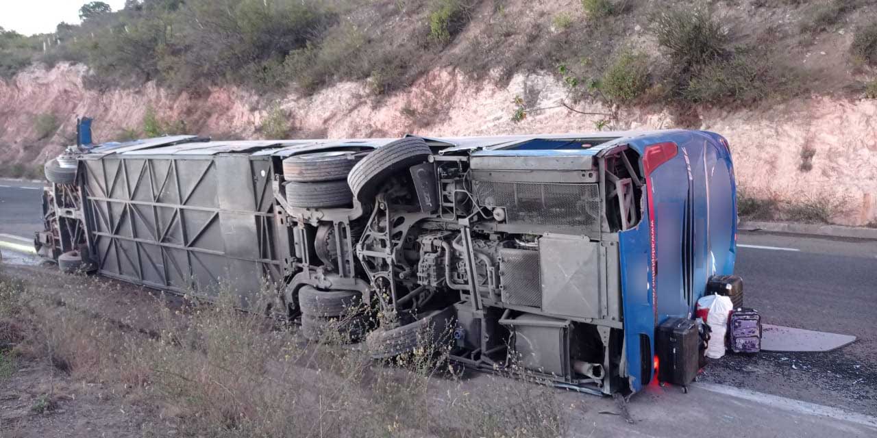 ÚLTIMA HORA: Vuelca camión de pasajeros en inmediaciones de Nochixtlán; reportan 3 muertos