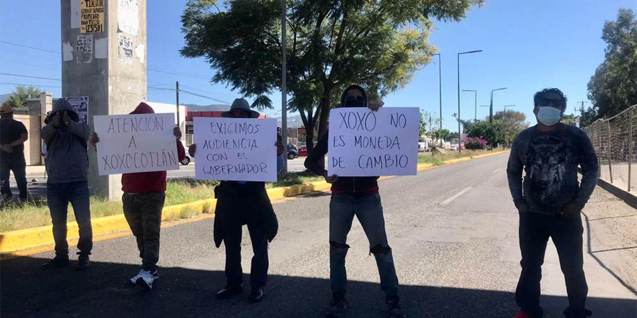 Protestan pobladores de Xoxocotlán; piden imparcialidad del comucionado