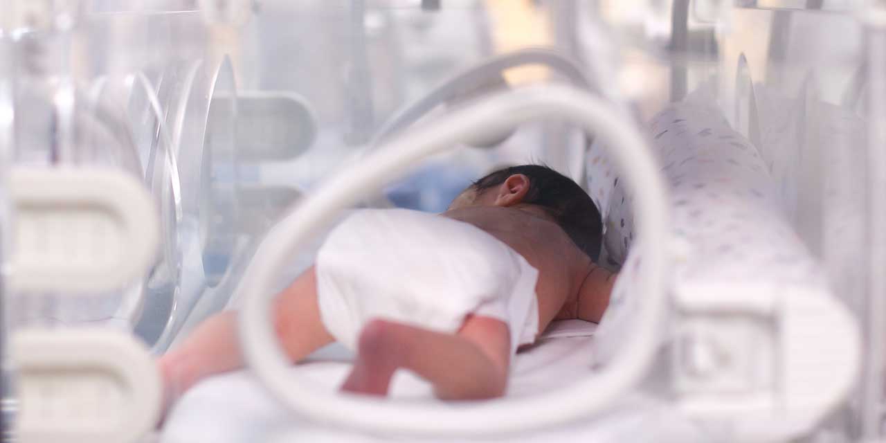 Estudio podría explicar porque el covid afecta menos a los bebés que a los adultos