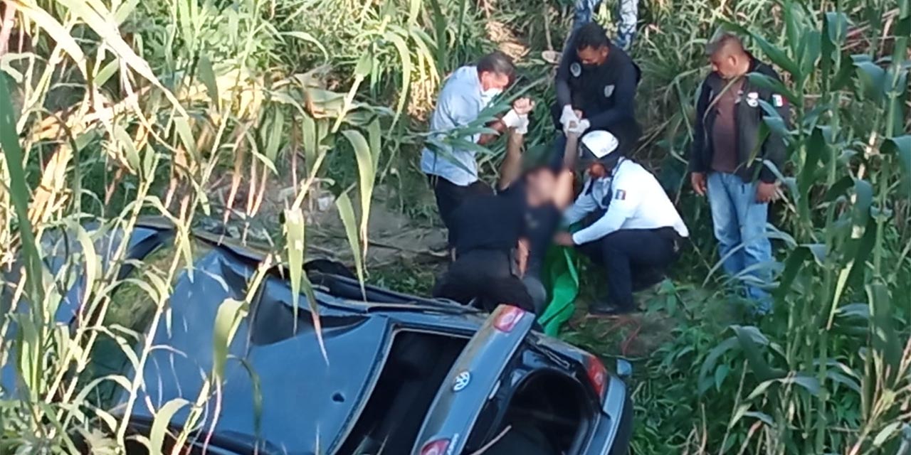 Profesor muere al volcar en su auto en el río Salado