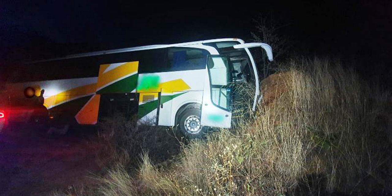Autobus casi vuelcan a un barranco en la carretera Puebla – Huajuapan de León | El Imparcial de Oaxaca