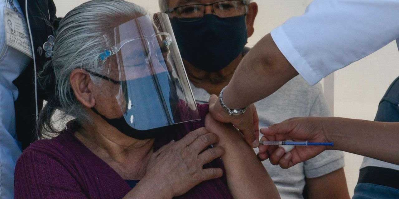 Arranca en la Mixteca  tercera dosis para  personas mayores | El Imparcial de Oaxaca