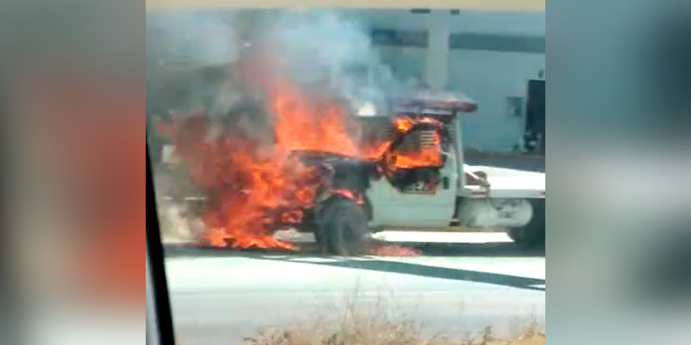 VIDEO: ¡PRECAUCIÓN, Camioneta se incendia! | El Imparcial de Oaxaca