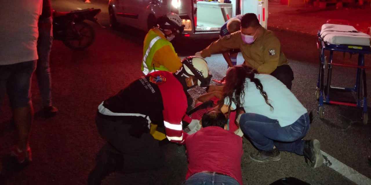 Vuelca tráiler cargado de pollos y vecinos quisieron hace rapiña en la Costa