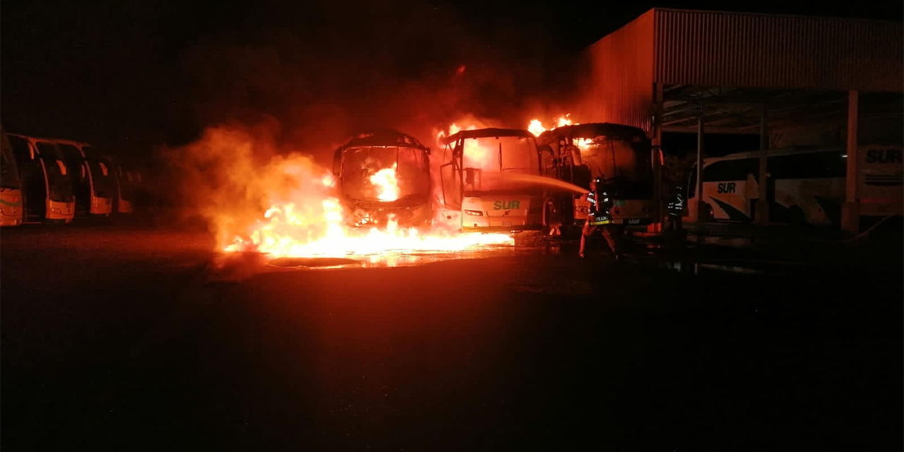 Un voraz incendio calcina autobuses Juchitán | El Imparcial de Oaxaca