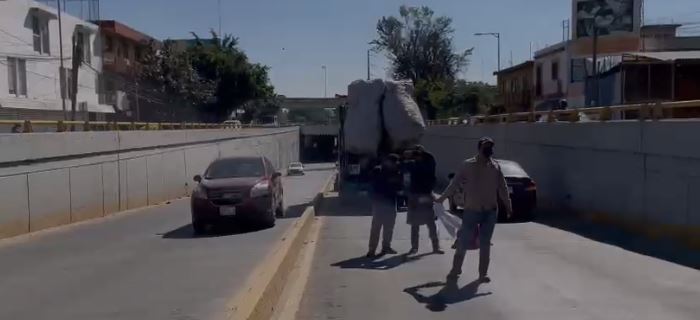 ¡Provoca carambola! Camión de Basura se descompuso en pleno paso a desnivel en 5 Señores | El Imparcial de Oaxaca