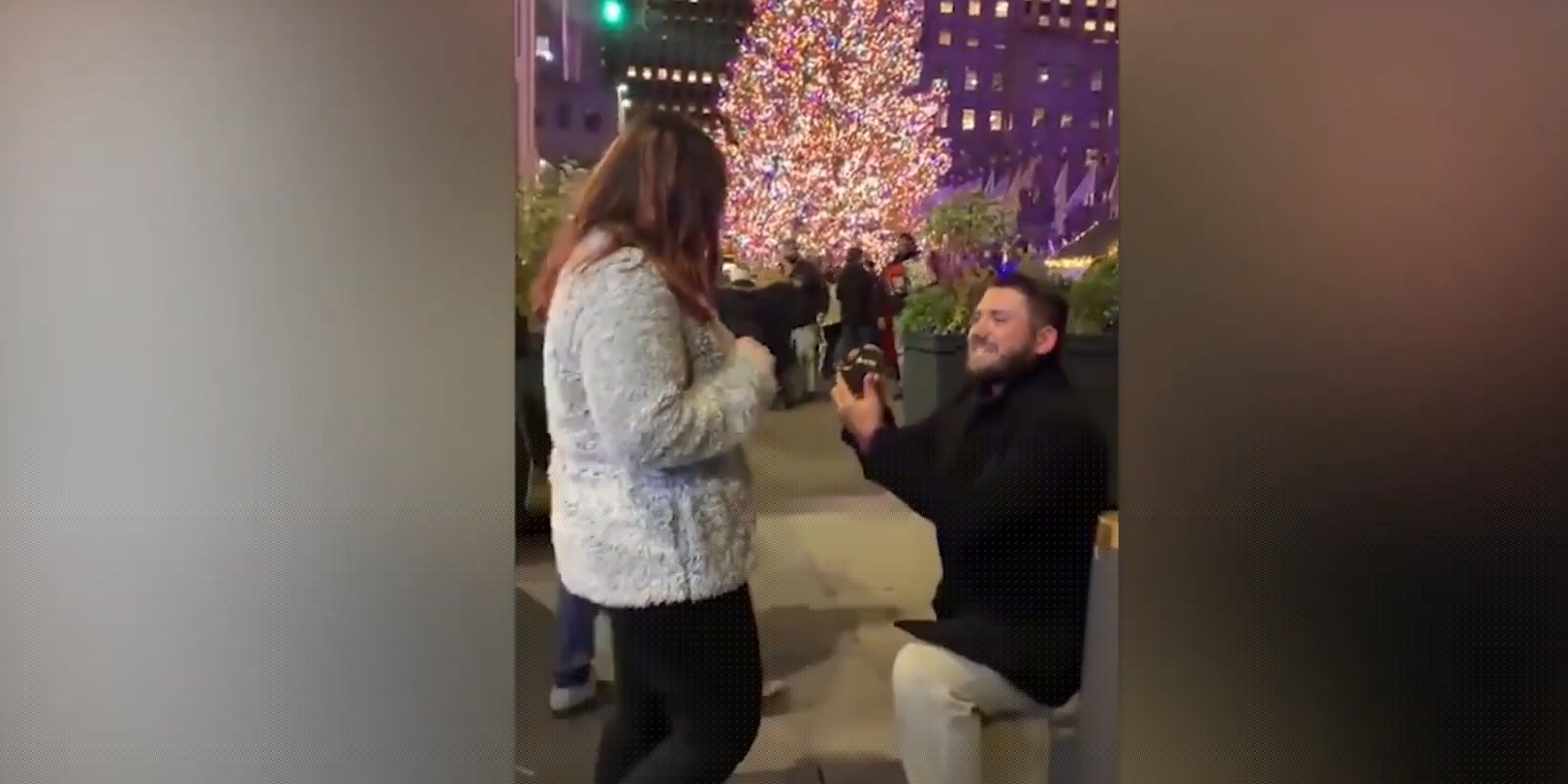 Así fue la pedida de matrimonio en pleno árbol de Navidad de Rockefeller Center