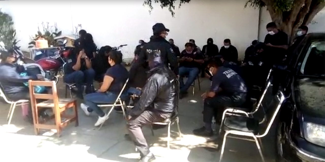 Por tercer día consecutivo, policías viales de la capital mantienen paro de brazos caídos | El Imparcial de Oaxaca