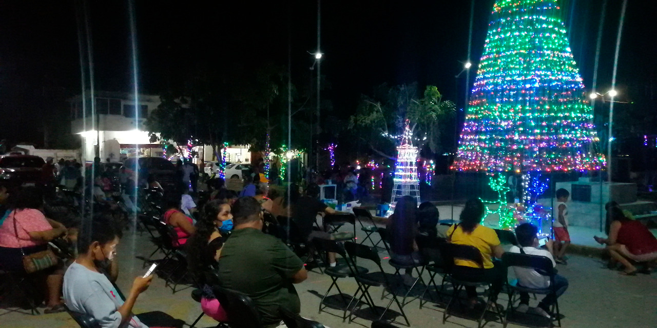 Encienden árbol de navidad en Puerto Escondido | El Imparcial de Oaxaca