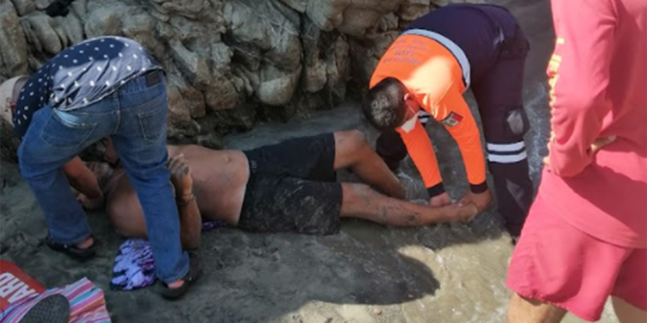 Turista canadiense cae de las rocas de Punta Zicatela