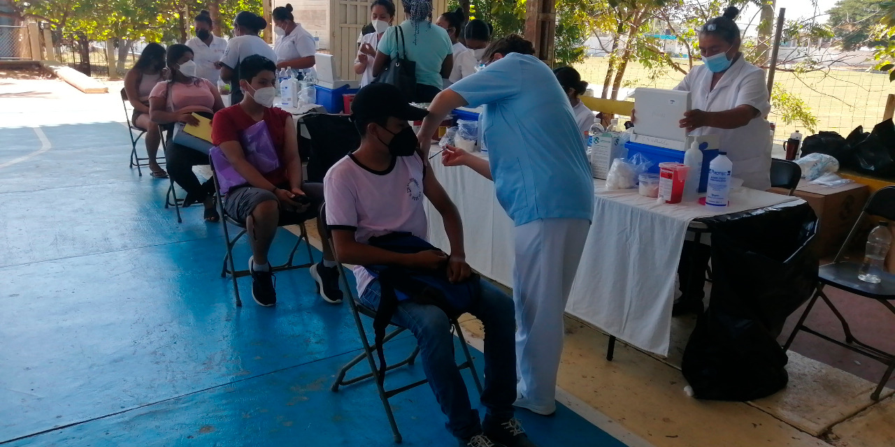 Adolescentes acuden a vacunarse en la Costa | El Imparcial de Oaxaca