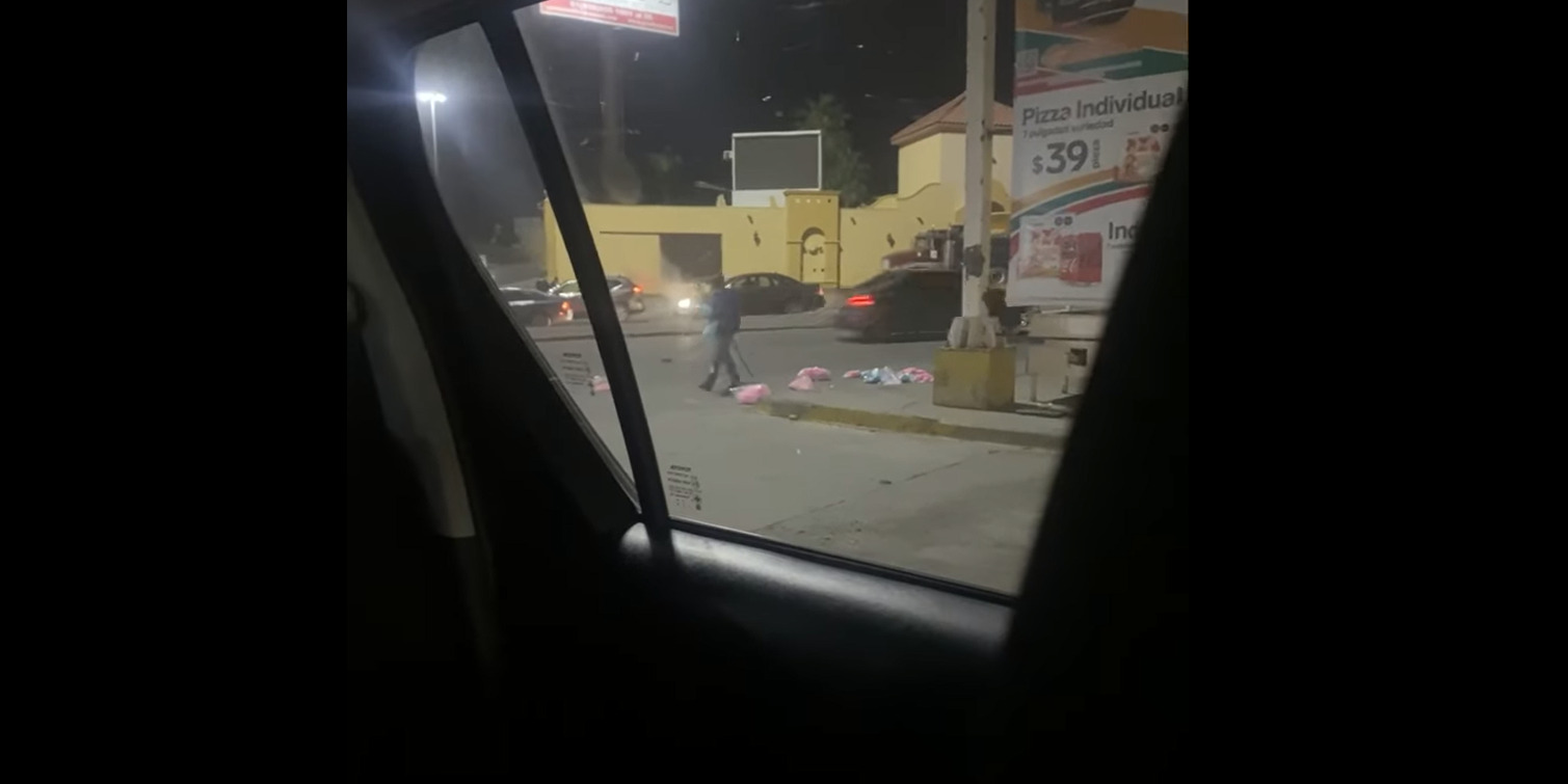 Captan a vendedor de algodones de azúcar pisoteando su mercancía tras no haber vendido nada