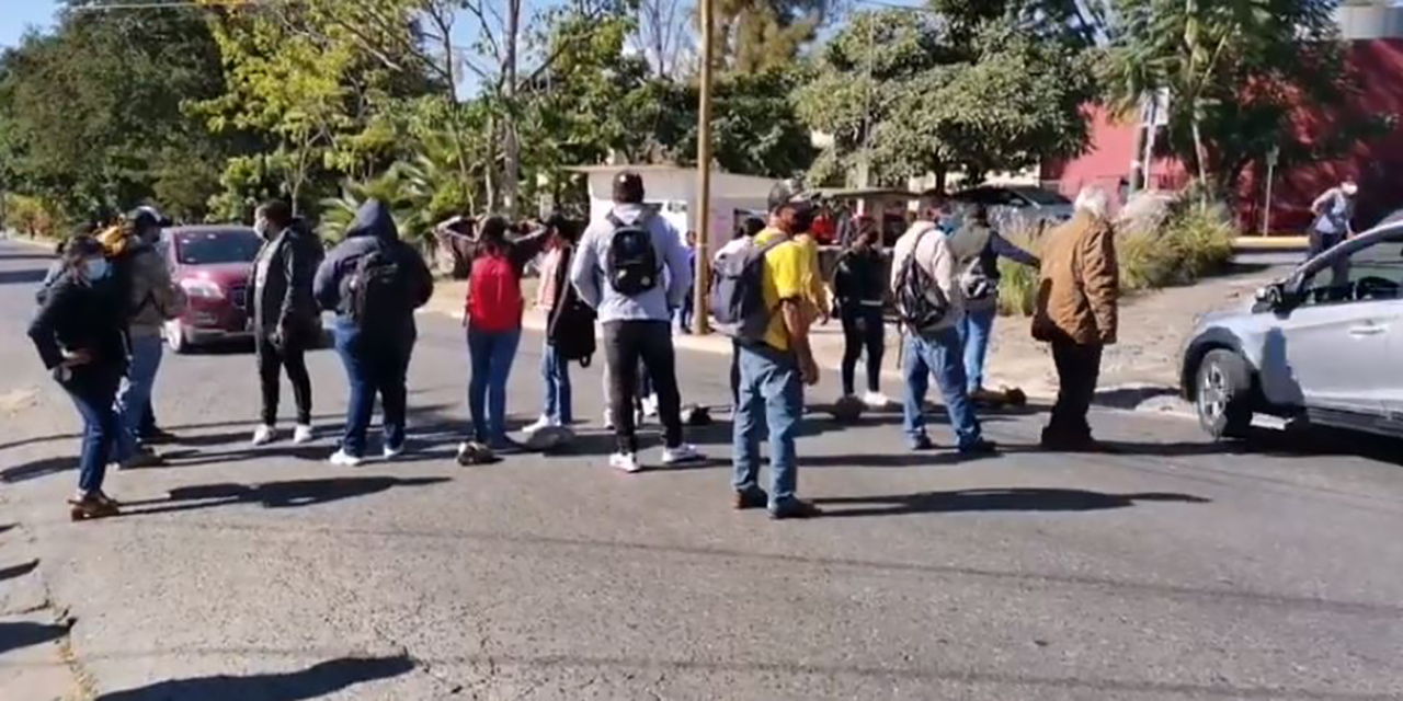 “No puedes exigir tus derechos violentando los de terceros “, reclaman maestros a normalistas | El Imparcial de Oaxaca