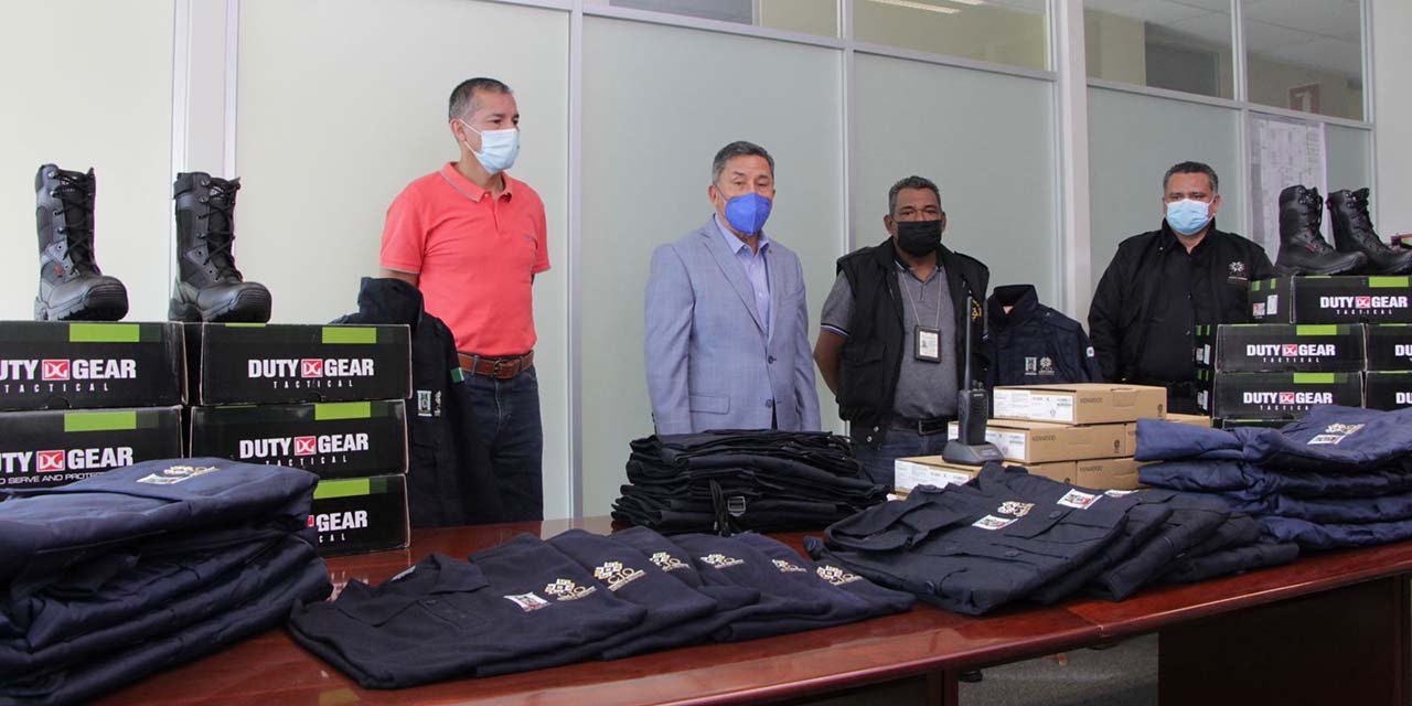 Reciben elementos de seguridad del PJEO uniformes | El Imparcial de Oaxaca