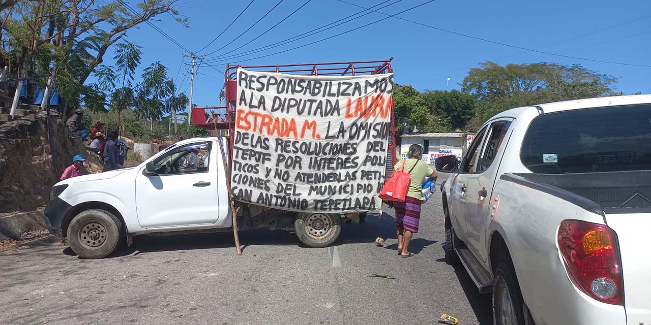 Cierra San Antonio Tepetlapa carretera federal número 200 | El Imparcial de Oaxaca