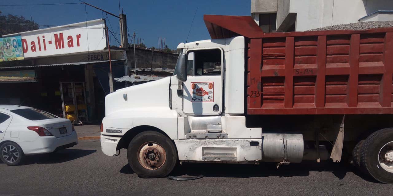 Volteo choca contra camioneta de lujo | El Imparcial de Oaxaca