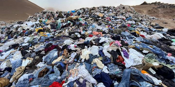 El desierto tóxico que acumula toneladas de ropa usada | El Imparcial de Oaxaca