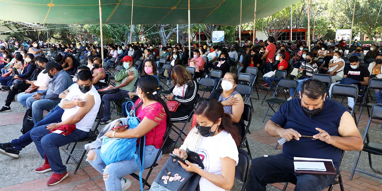 Vacunado, 80% del magisterio, dice S-22; ayer, baja afluencia | El Imparcial de Oaxaca