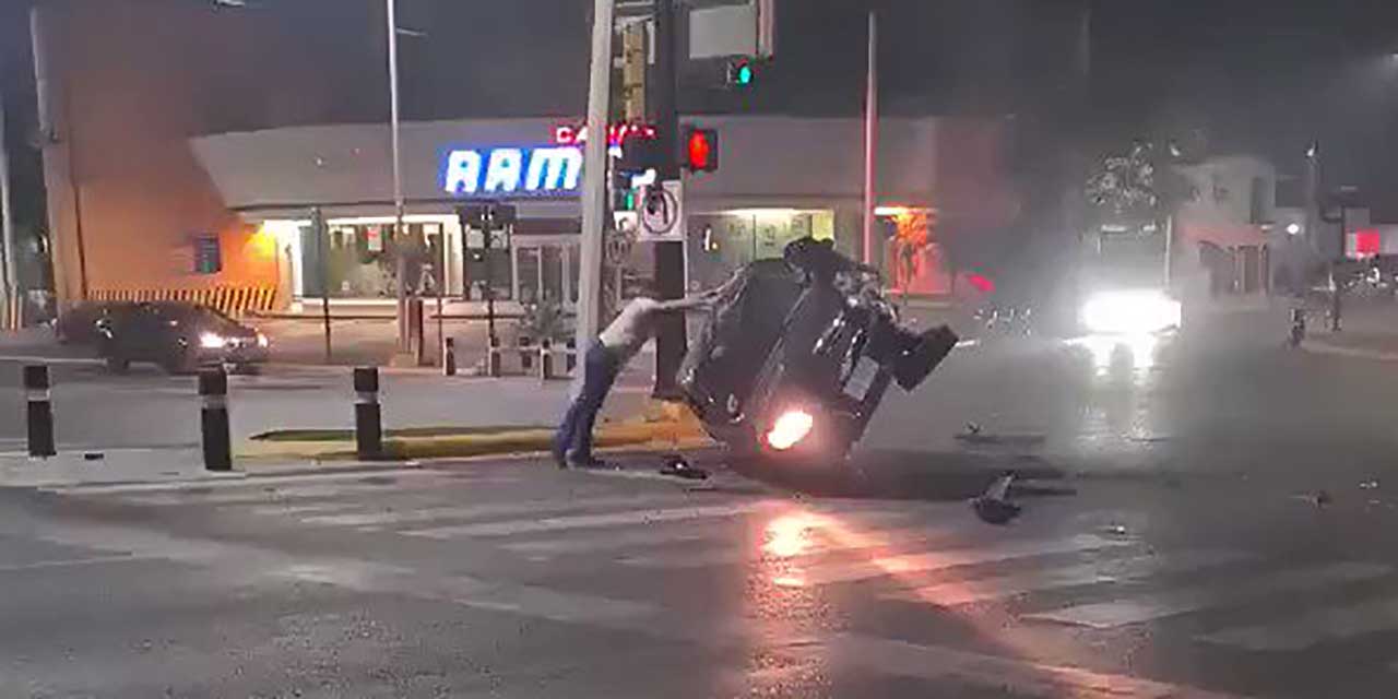 VIDEO: Hombre acomoda su carro volcado | El Imparcial de Oaxaca