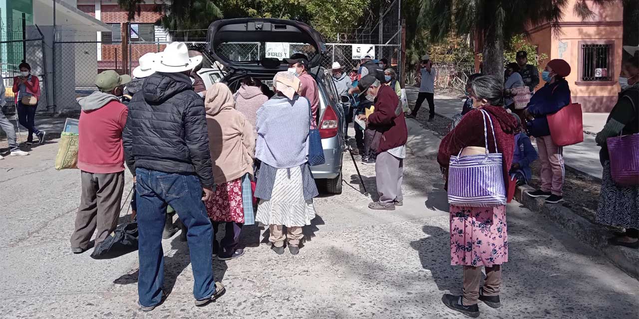 Protesta personal de Cader por la invasión de espacios y oficinas | El Imparcial de Oaxaca