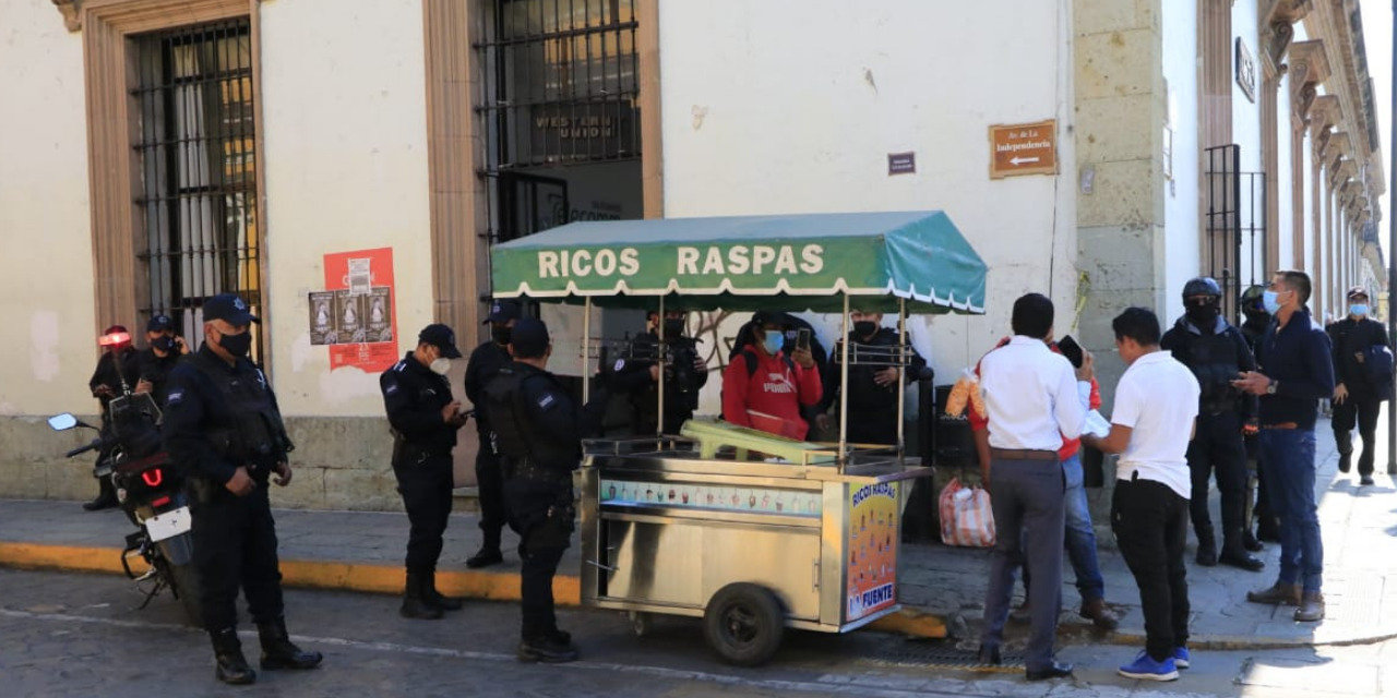 VIDEOS: Zafarrancho entre policías y vendedor ambulante | El Imparcial de Oaxaca