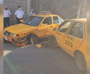 Choque de taxis deja daños materiales