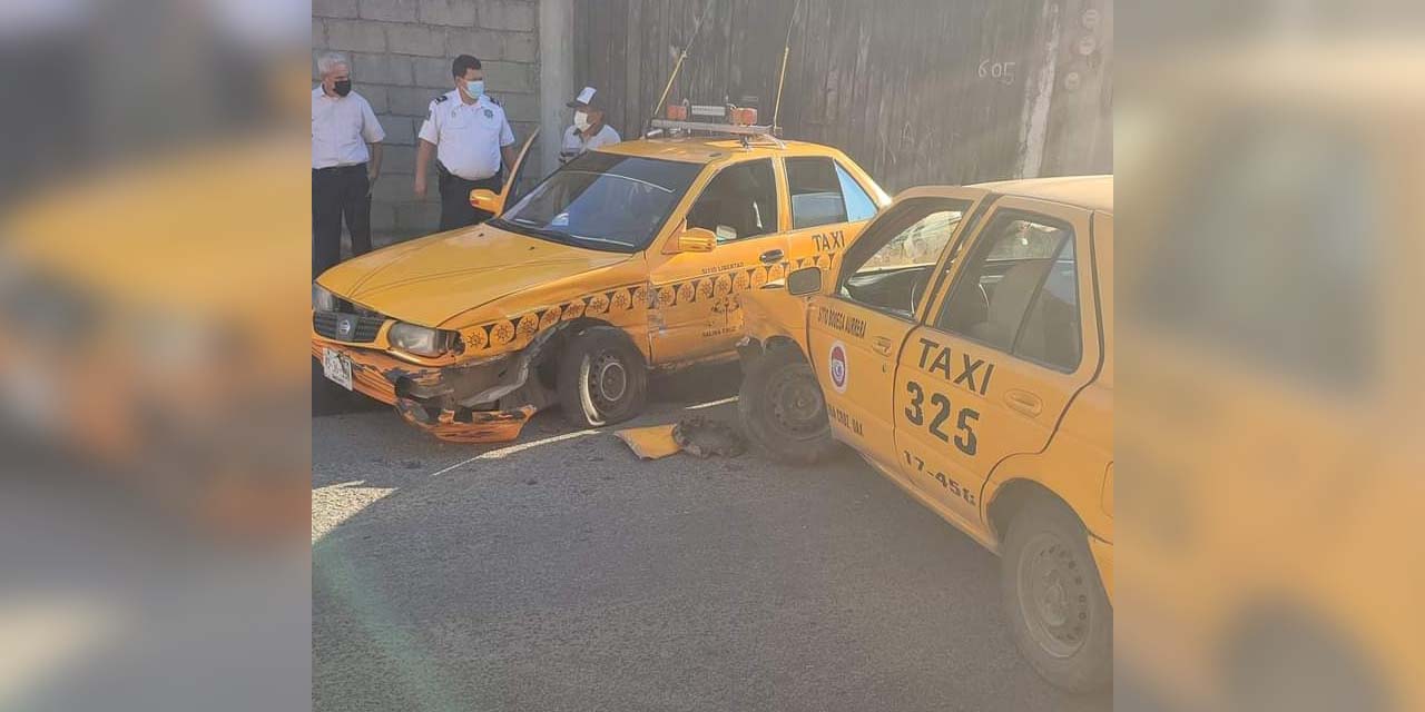Choque de taxis deja daños materiales | El Imparcial de Oaxaca