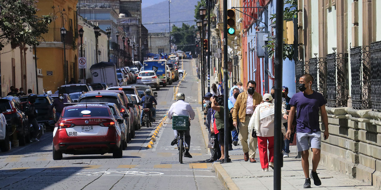 Intransitable, el centro de la capital; doble fila, pan de cada día | El Imparcial de Oaxaca