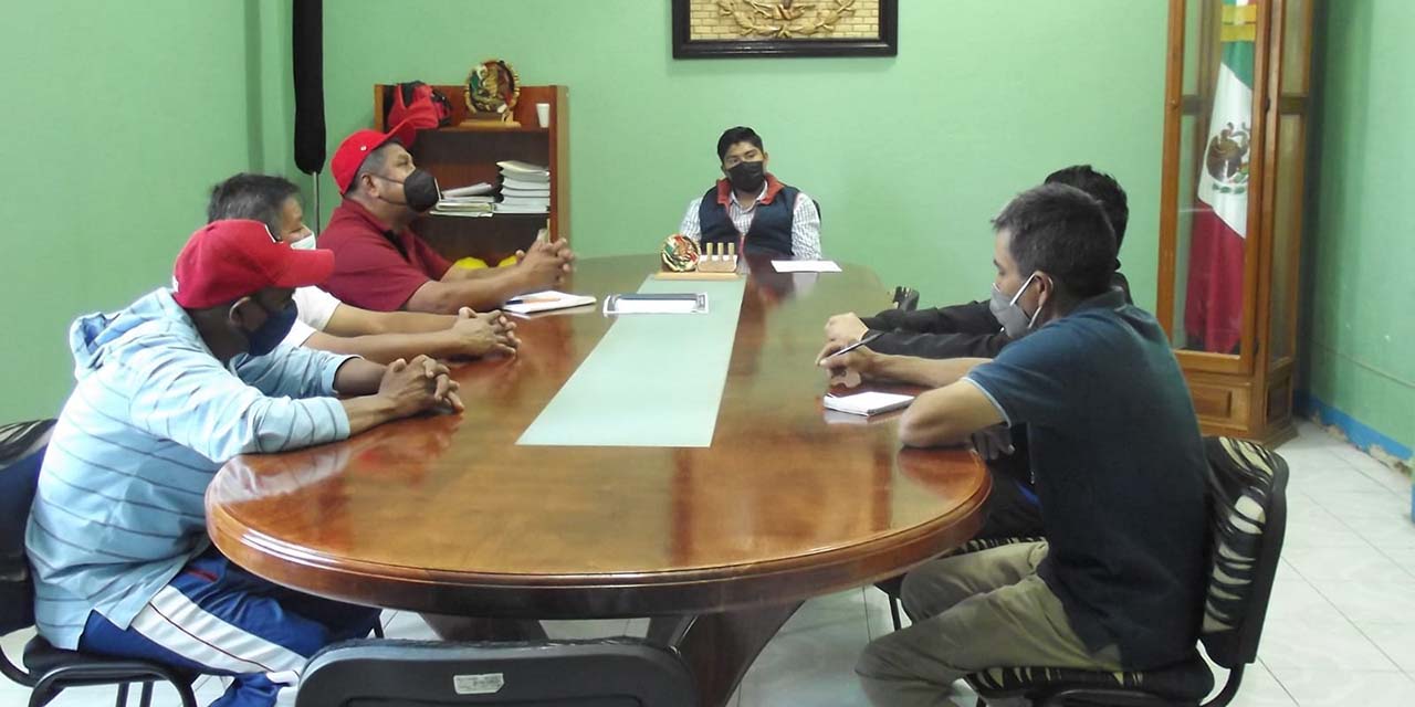 Futbolistas teotitecos se reúnen con las autoridades municipales | El Imparcial de Oaxaca