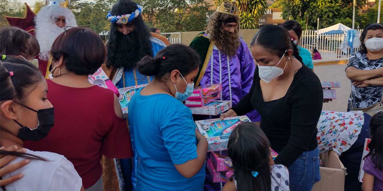 Ayuntamiento cuicateco entrega juguetes a infantes | El Imparcial de Oaxaca