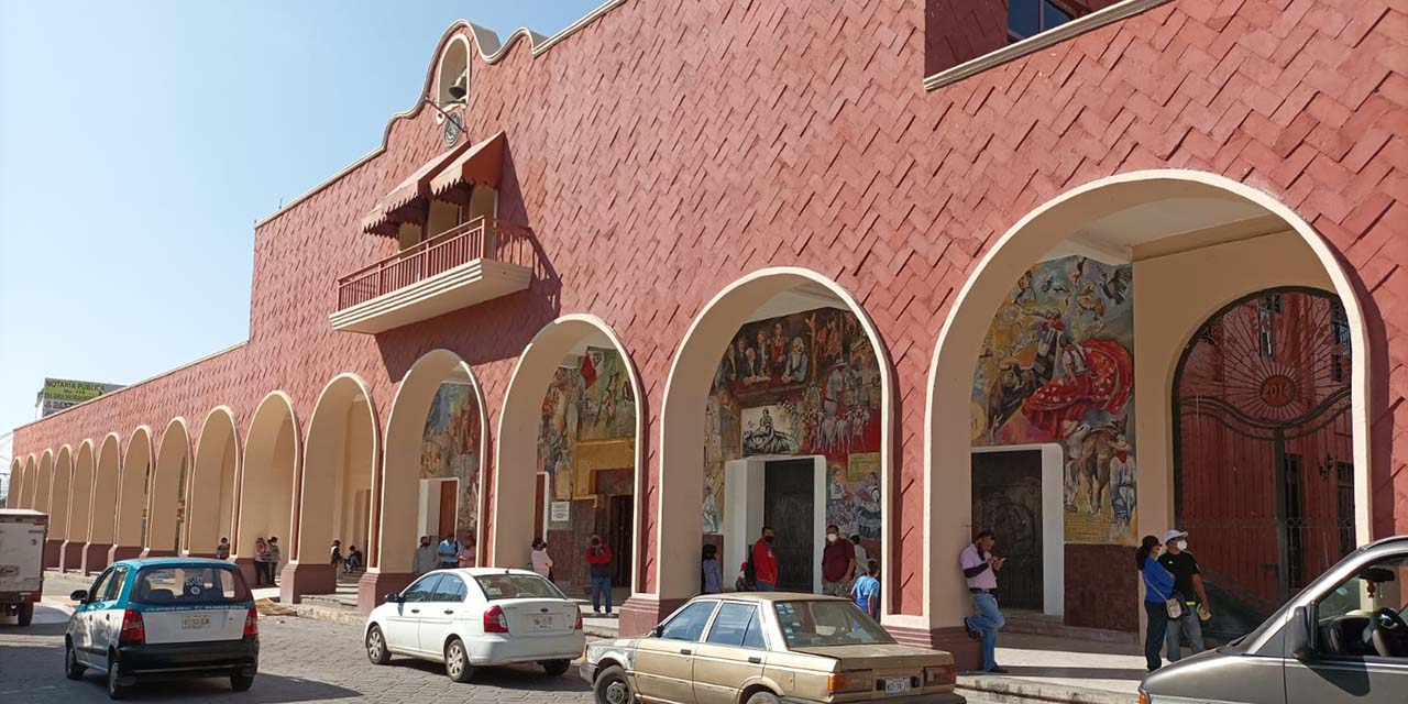 Extrabajadores liberan municipio y vialidades de Huajuapan | El Imparcial de Oaxaca