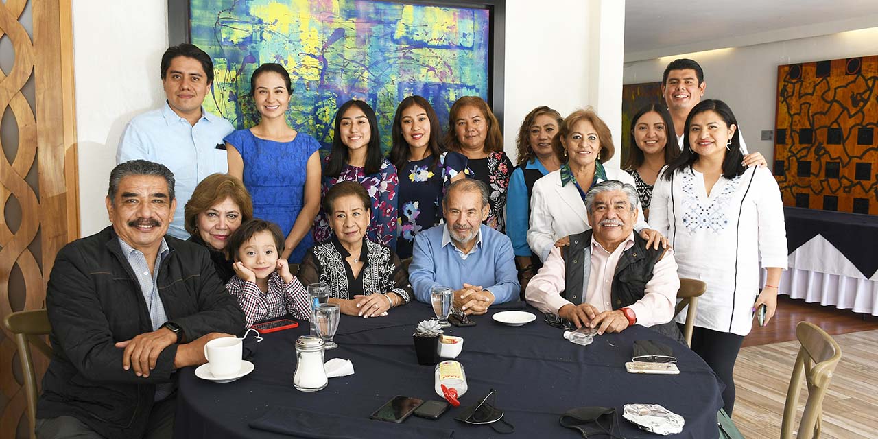Celebra don Enrique sus 70 años | El Imparcial de Oaxaca