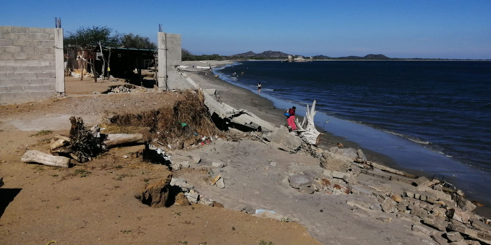 Destruye el mar restaurantes en Bahía La Ventosa