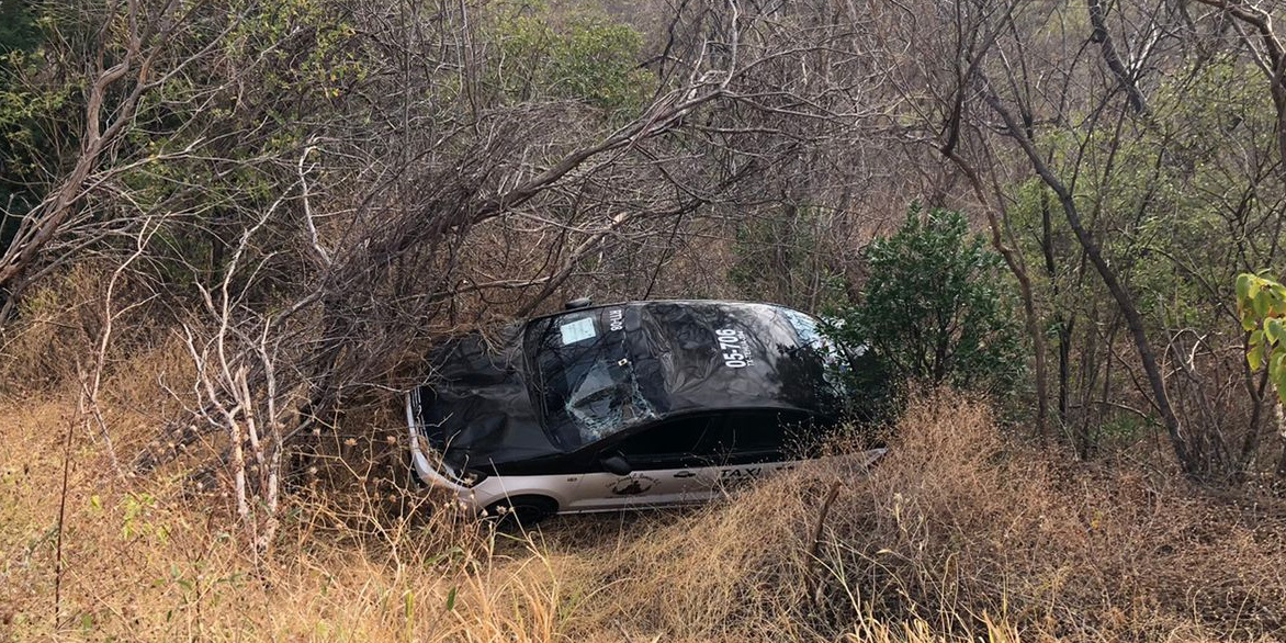 Vuelca taxista en Carretera Costera