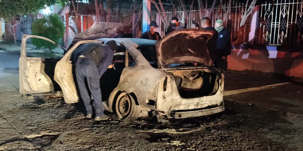 Se calcina auto de joven durante la madrugada