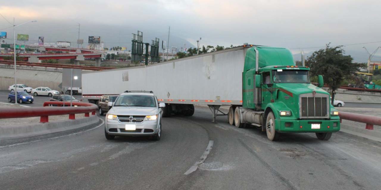 Camiones doble remolque, de alto riesgo para ciudades | El Imparcial de Oaxaca