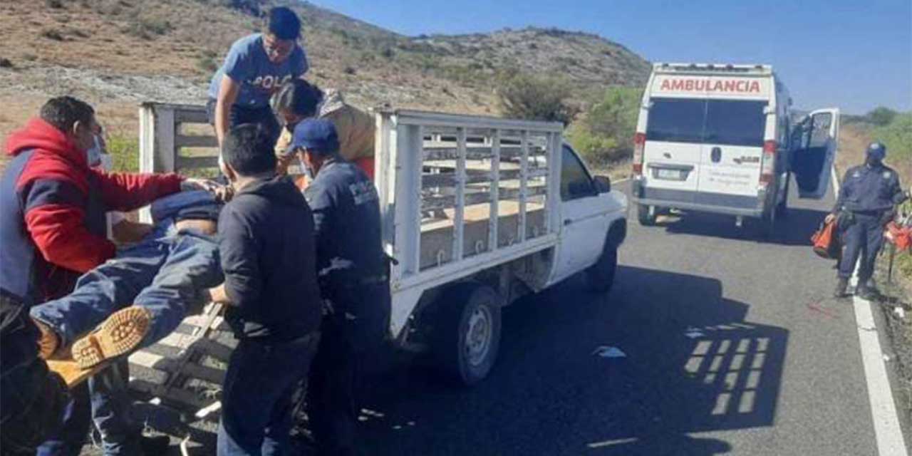 Vuelcan fuera del camino en Tamazulápam del Progreso