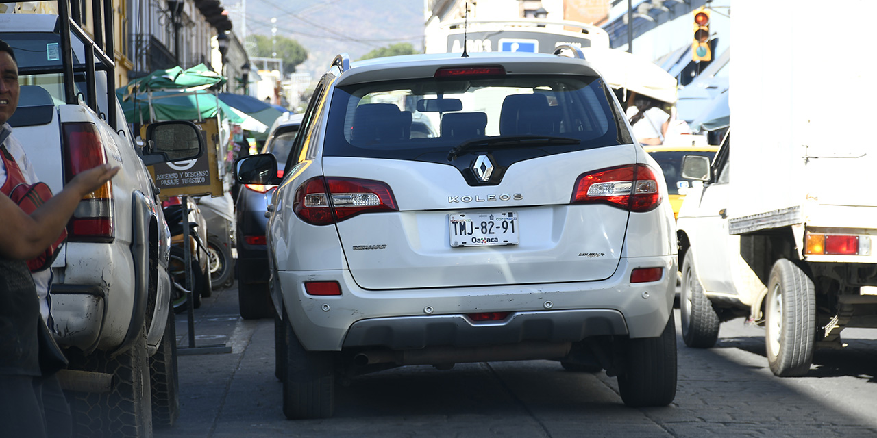 Un caos, la vialidad en el primer cuadro de la ciudad | El Imparcial de Oaxaca