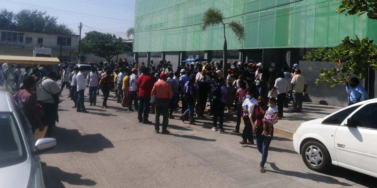 Trabajadores se manifiestan por falta de pago quincenal | El Imparcial de Oaxaca