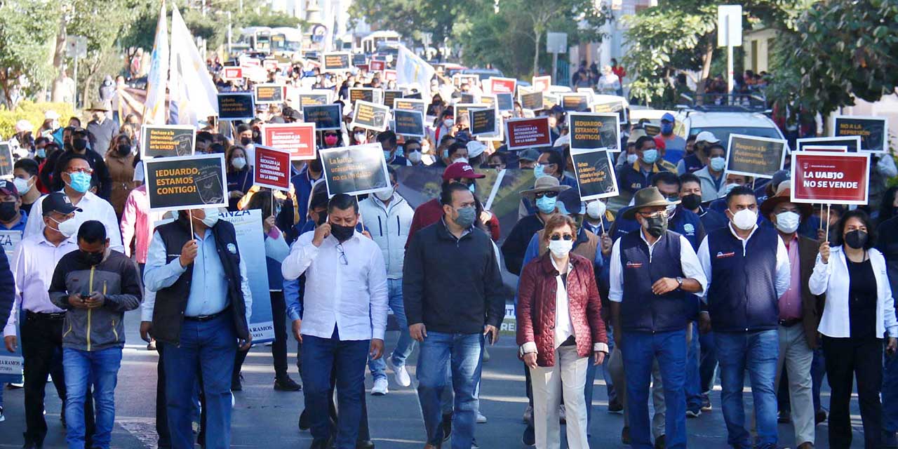 Con marcha, exigen  la libertad de exrector