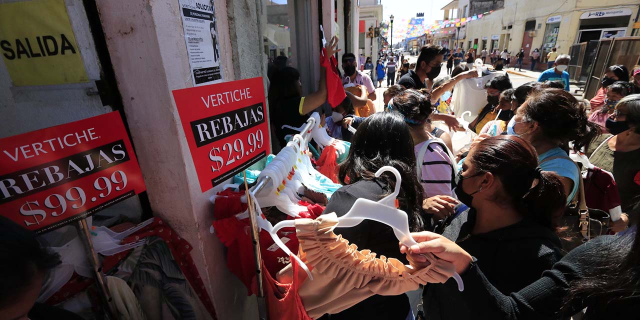 Se aglomeran mujeres por barata de ropa | El Imparcial de Oaxaca