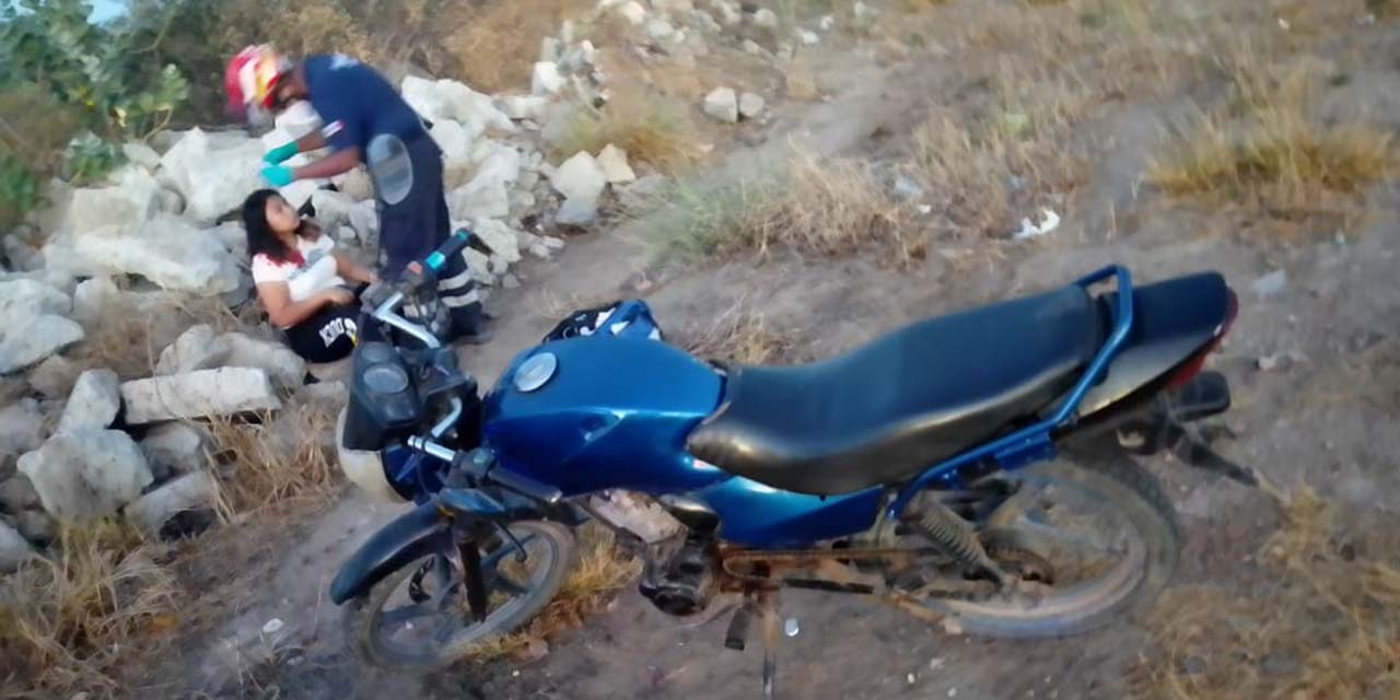 Pareja de motociclistas derrapa por varios metros | El Imparcial de Oaxaca