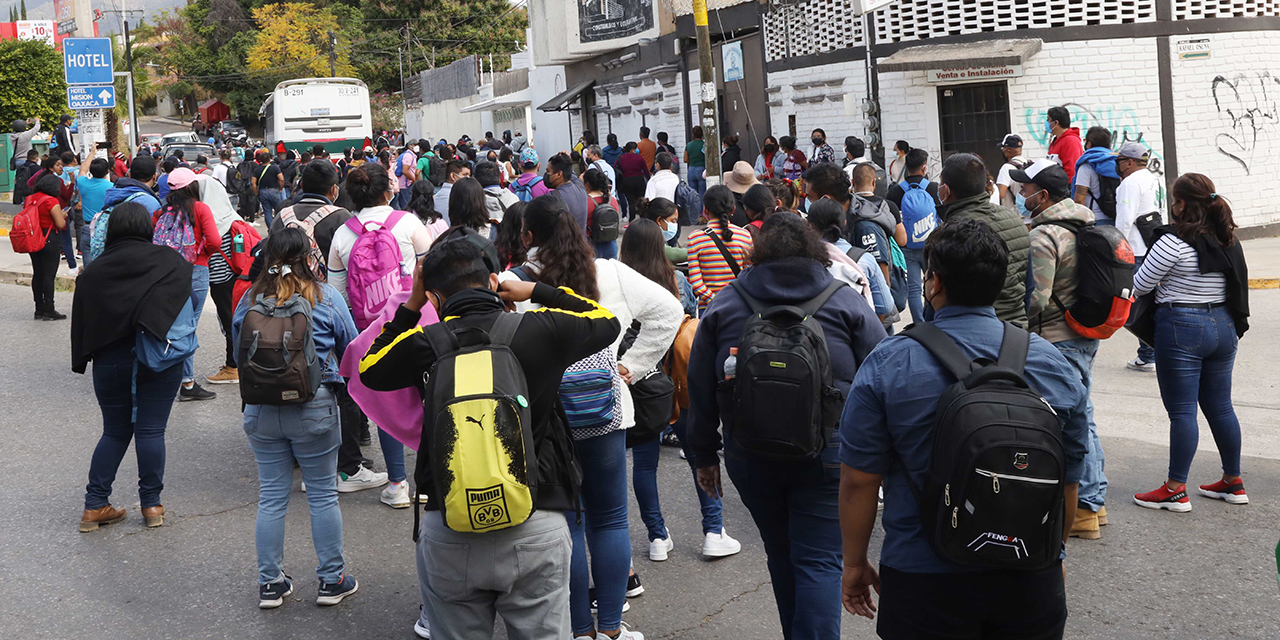 Chocan profesores y normalistas, en Pagaduría